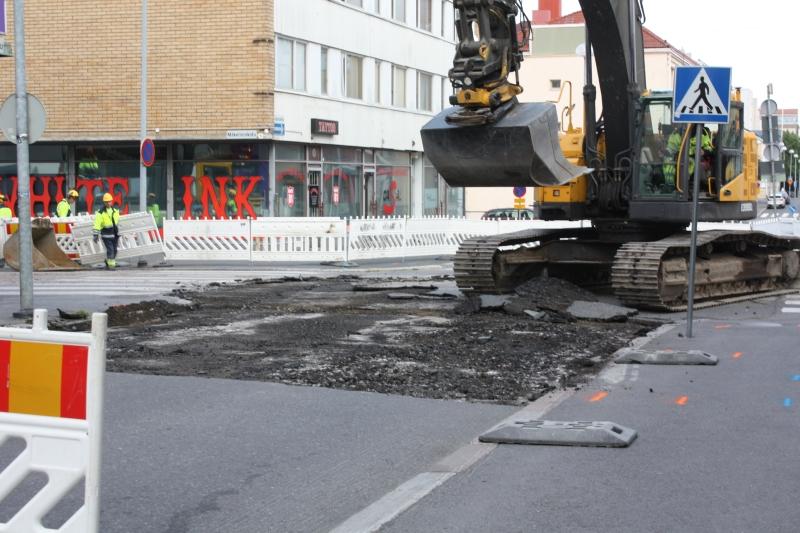 Kaivannot täytettiin sekä kaivannoista pois kaivetulla sekoittuneella maalla, että paikalle tuodulla puhtaalla hiekalla.