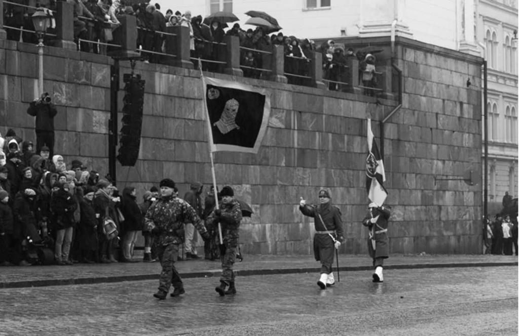 Panssariprikaatin ja Kaartin Jääkärirykmentin liput saapuvat ohimarssin suoritti vielä Ilmatorjuntamuseon asettama perinneryhmä.
