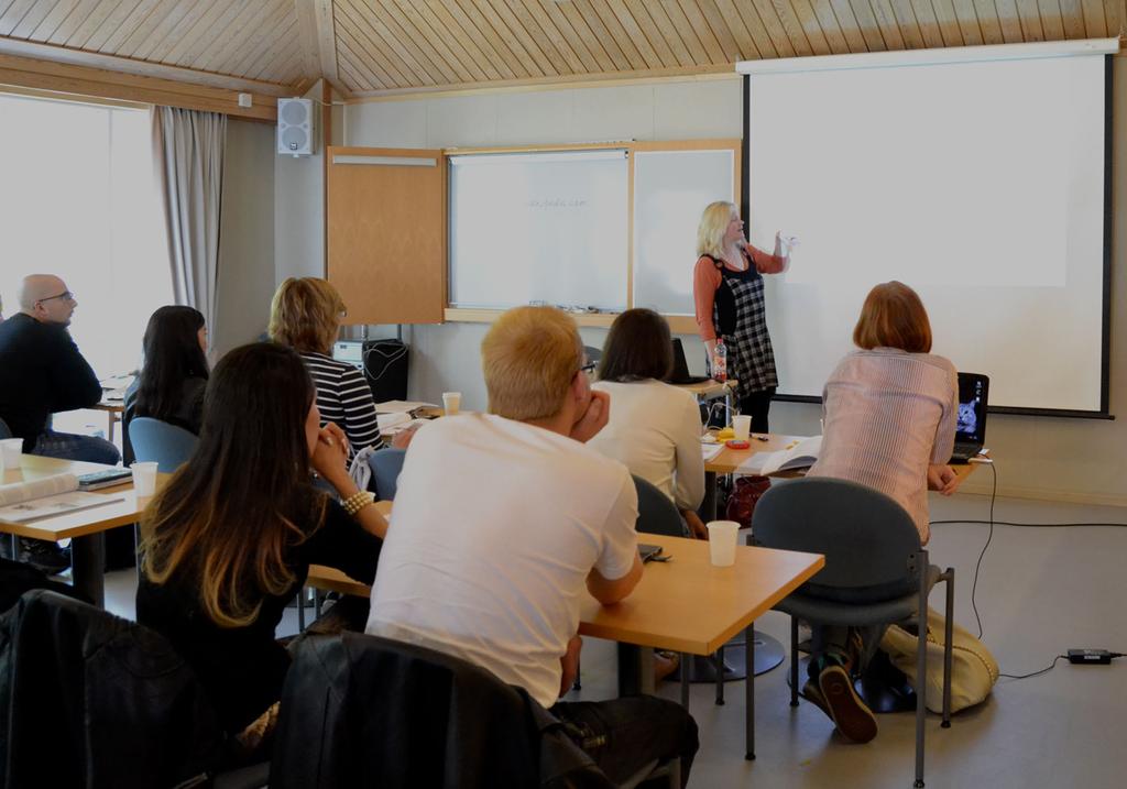 MINUSTAKO KASVATTAJA Kasvattajan peruskurssin tavoitteena on kissatietouden lisääminen ja aloittelevan kasvattajan auttaminen ja tukeminen.