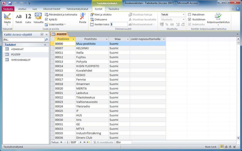 Harjoitustiedostot: Asiakasrekisteri.accdb Taulukon tietueiden selailu Kuva 52 Taulukko Taulukkonäkymässä (Datasheet View) Taulukko on avattu tiedon syöttöä ja selailemista varten.