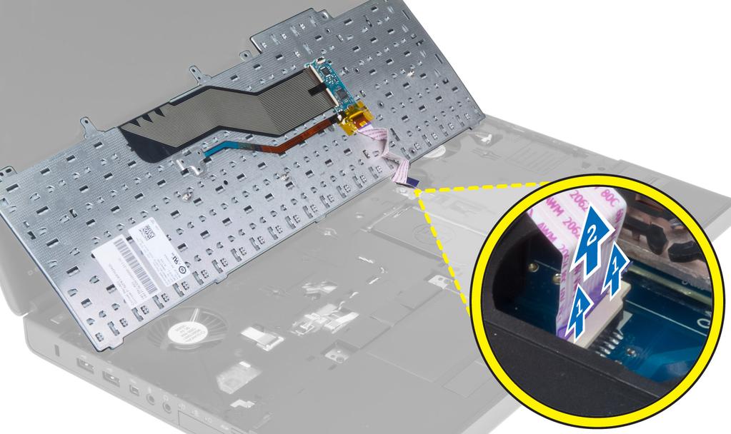 Näppäimistön asentaminen 1. Kiinnitä näppäimistön datakaapeli emolevyyn. HUOMAUTUS: Varmista, että taitat näppäimistön datakaapelin täsmällisesti kohdalleen. 2. Paina näppäimistö paikalleen. 3.