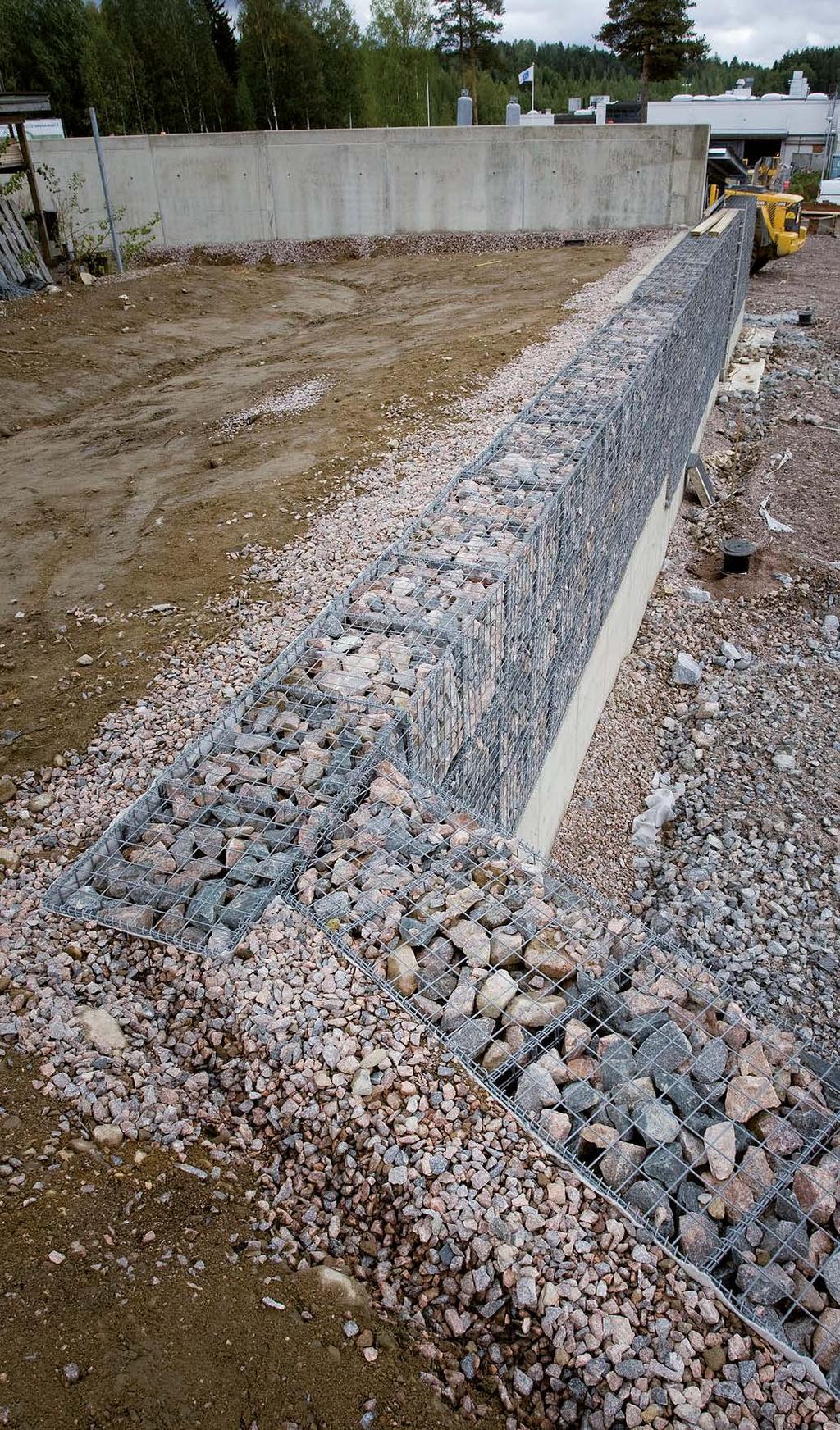 Kivikorit muodostavat Viikin väestönsuojan sisäänkäynnin ympärillä 14 metriä pitkän ja runsaat neljä metriä korkean muurin. Asennus oli toleranssivaatimuksiensa takia tarkkuutta vaativa.