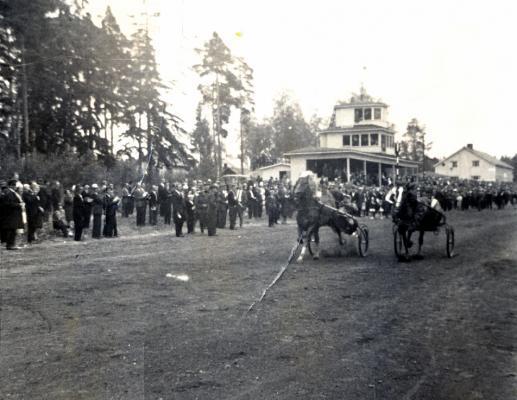 14 3 SARJOJEN HAKU 3.1 Sarjojenhaun ja ilmoittamisen historia Ennen nykyisiä ilmoituskanavia, Kilpailukutsut-lehteä ja Heppa-internetportaalia, sarjojen julkaiseminen oli erilaista.