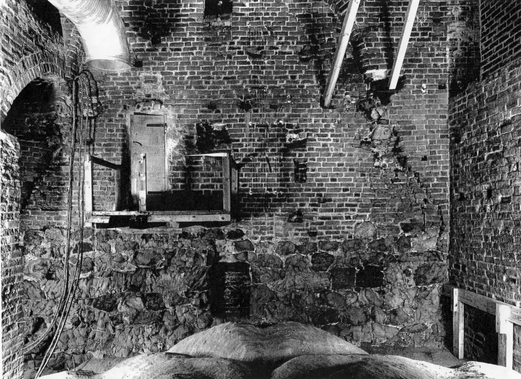 Knut Drake Kuva 7. Sakariston ullakon eteläseinä. Valokuva P.-O. Welin 1977. Museovirasto. den jatkuessa siirryttiin vain noudattamaan uusia rakennussuunnitelmia (kuva 10).