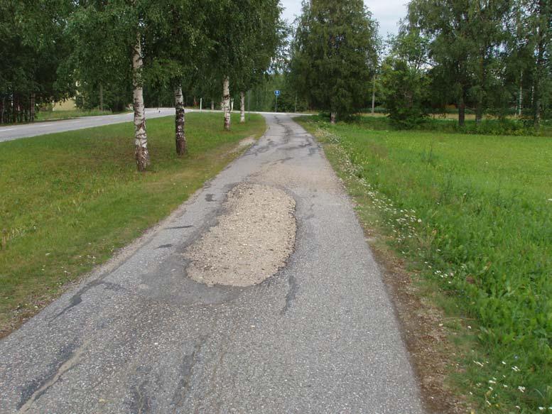 Valtimon taajaman esteettömyyskartoitus 21 NYKYTILANNE JA KEHITTÄMISTARPEET Kuva 2.13. Keskuskadulla Uusikadun läheisyydessä on kevyen liikenteen väylällä runsaasti vaurioita.