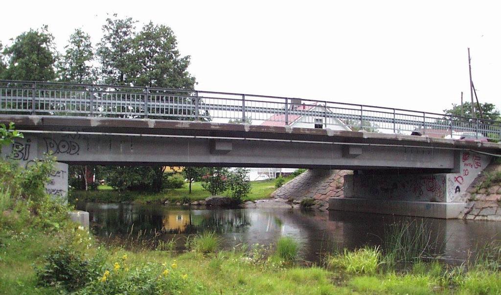 RIL 179-2017 Sillat 6 Jännitetyt betonisillat Sotien jälkeen pääteille tarvittiin pitempijänteisiä siltoja.