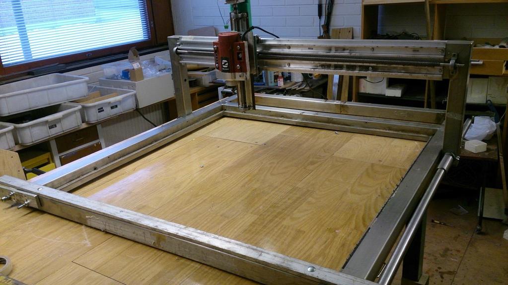1. CNC jyrsin runko. Tavoitteena on rakentaa puutyöstöön soveltuva jyrsi, jolla voi työstää max. 1000x1000x300 mm kokoinen kappale.