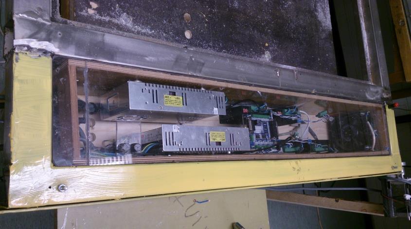 Elektroniikan kotelointi ja kaapelointi Ylläkuvattu laitteisto ja sen kaapelointi on sijoitettu jyrsin päätyyn niitä varten rakennettuun