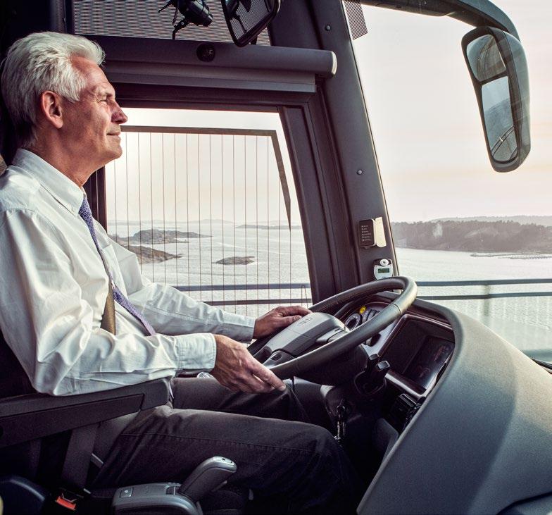 TEHOKAS KULJETTAJA Kuljettajan unelma Volvo B11R -linja-auton ajettavuus ja ajomukavuus ovat ensiluokkaiset.