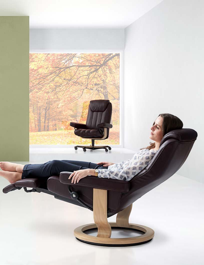 STRESSLESS BLISS S M L Stressless Bliss. Kuvan malleissa Cori Amarone/tammi. Home Office-jalusta Täysi liikkumisvapaus ja täysi mukavuus myös kotona.