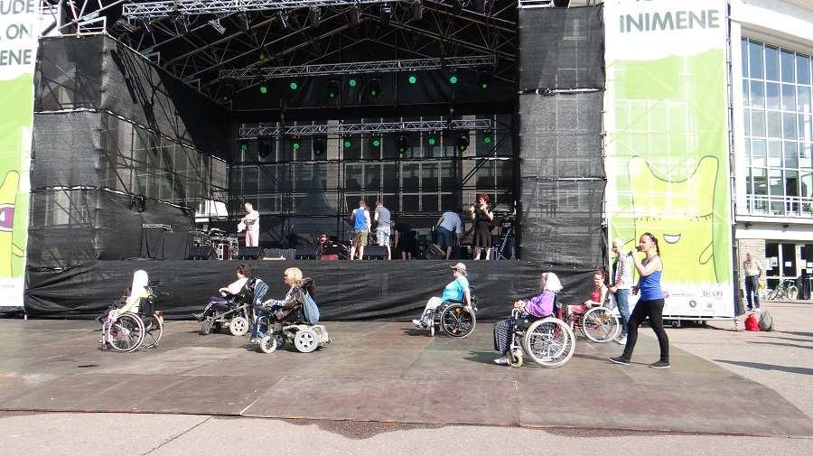 2013. aasta festivalil Puude taga on inimene oli ka pealava kahel tasandil, et ka ratastooliga oleks võimalik esineda. (foto: Kadi Sarapuu, MTÜ Kakora) 5.