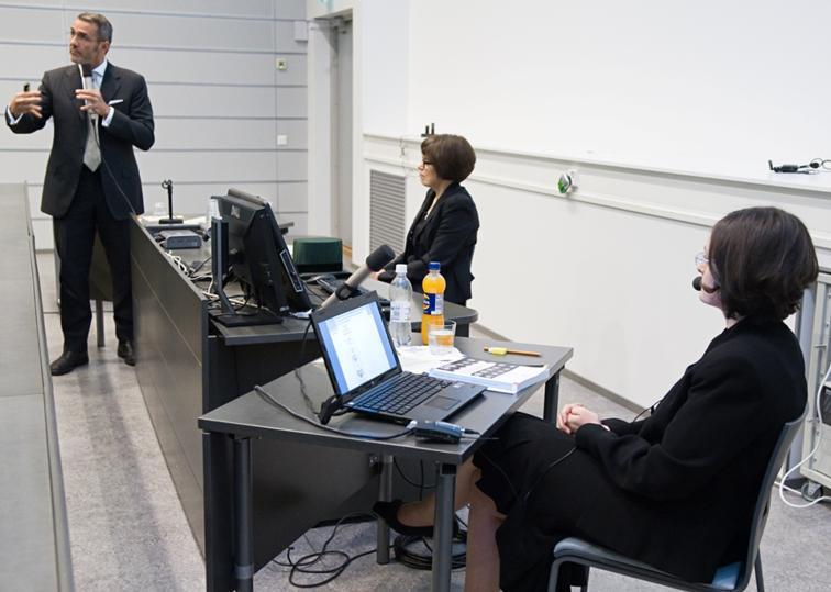 Väitöstilaisuuden pukukoodi Miehillä: frakki tai tumma puku