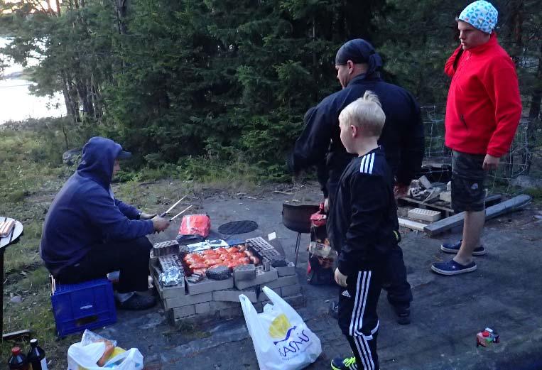 Kalatehtaan tuoksu ei houkutellut grillaamaan veneellä, mutta onneksi päästiin vastapäisessä saaressa olevan kesämökin grillipaikalle viettämään leppoisaa iltaa.