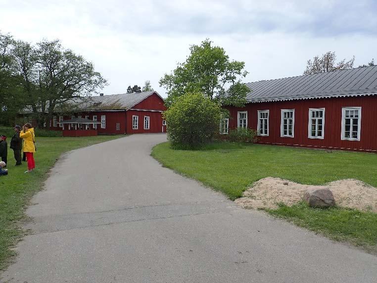 Siihen kiinnittyvät myös saarelle tulevat yhteysalukset. Puolustusvoimilta tyhjiksi jääneisiin rakennuksiin on toteutettu matkailijoiden tarvitsemia palveluita.