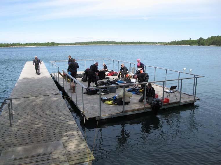 Vesialueella on pituutta pari kilometriä ja leveyttäkin leveimmässä kohtaa yli 500 metriä. Varsinainen vankila alue sijaitsee louhoksen länsipäässä.