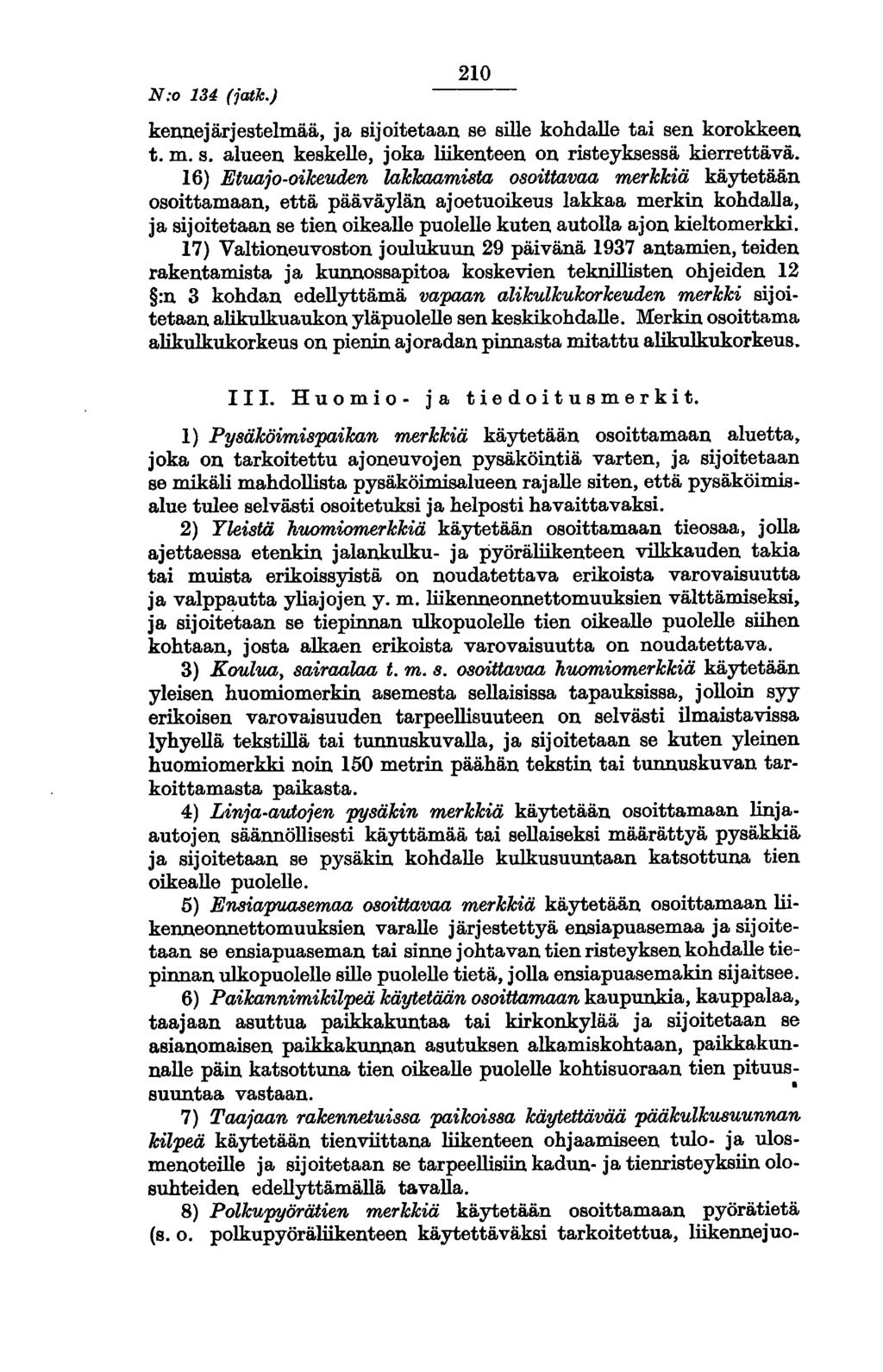N:o 134 (jatk.) 210 kennejärjestelmää, ja sijoitetaan se sille kohdalle tai sen korokkeen t. m. s. alueen keskelle, joka liikenteen on risteyksessä kierrettävä.