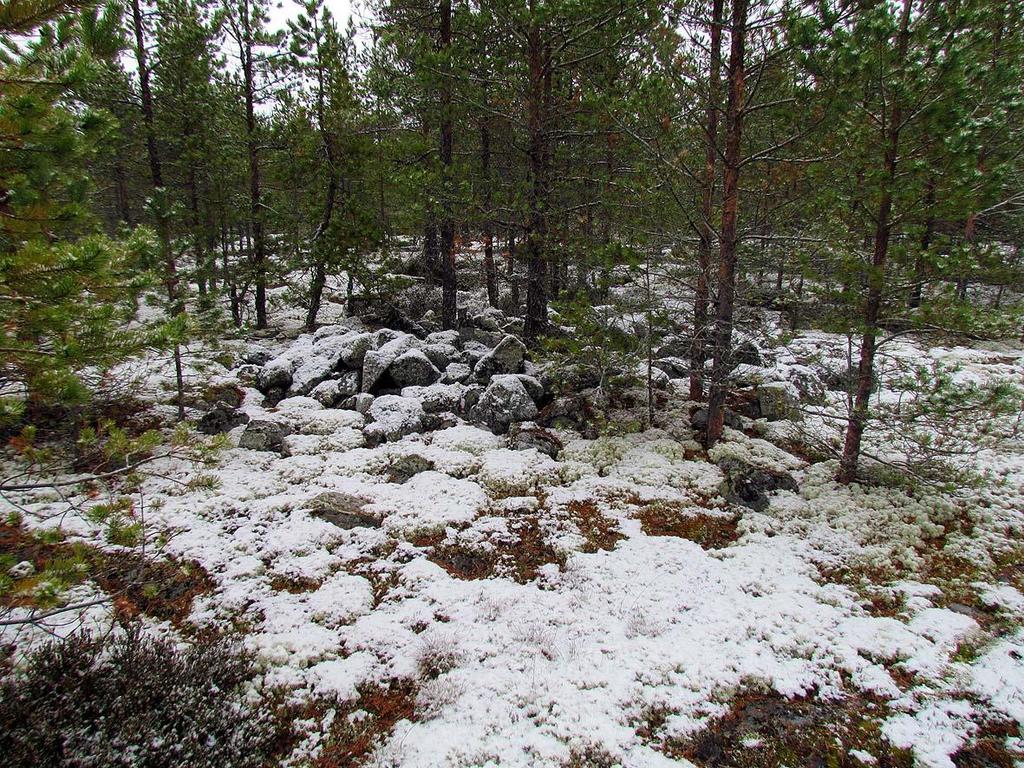 Yöllä satanut ohut lumikerros peittää rakenteita.