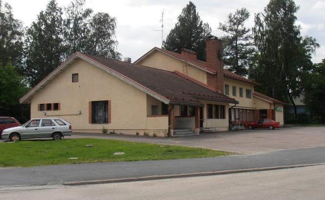 Rakennus on maisemallisesti merkittävässä asemassa Uotsolantien varrella.