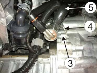 3/5 1 D Die Abdeckung unter dem Motor demontieren. Den originalen Schlauch (1) zwischen Ölkühler und Kühlwasserrohr demontieren. Den Schlauch nach unten zeigend (2) wieder montieren. Wichtig!
