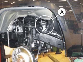 4/5 2 N For lettere montering: - Demonter venstre framhjul og plast innerskjerm for å komme til området (A) der hvor varmeren skal monteres.