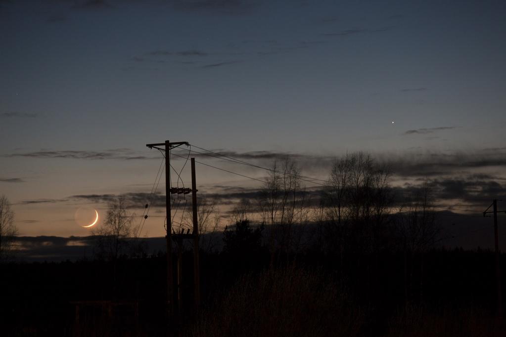 27 Merkurius ja Kuu Maaliskuun loppupuolella Merkurius on ollut hyvin näkyvissä luoteissuunnassa lähellä horisonttia pian auringonlaskun jälkeen. 29.3.