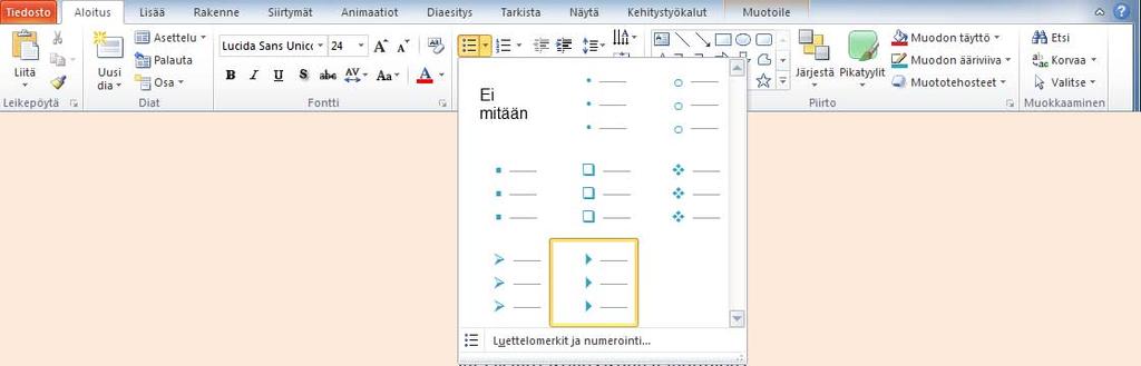 Nostaessasi luettelotasoa paina Shift (Vaihto) + Sarkain -näppäimiä. Kohdan kaksi alapuolella olevaa kappaletta on sisennetty seuraavalle, alemmalle otsikkotasolle.