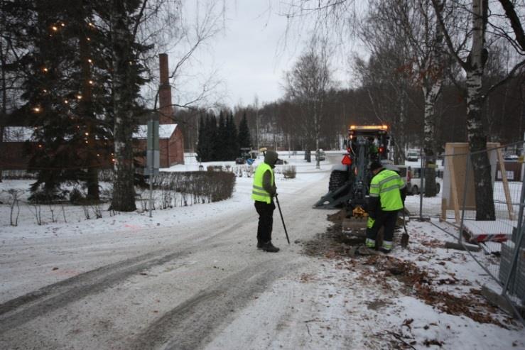 AKDG5205:9 Kaivannon nro 3 kohta Tampereentien ja Vanhankaupunginkadun risteyksessä. Kuvattu eteläkaakosta. Oikealla AKDG5205:10 Erilaisia täyttömaakerroksia kaivannossa 3.