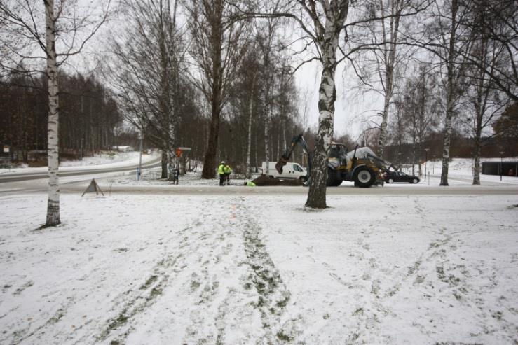 AKDG5205:12 Kaivantoa nro 4 avataan Vanhankaupunginkadun pohjoisreunaan rinteessä. Olli Eranti VRS-gps-laitteen kanssa. Kuvattu idästä.