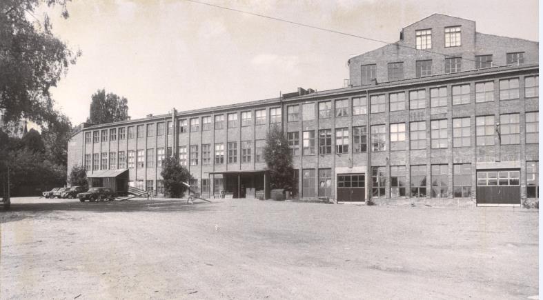Vasemmalla tekokuitutehtaan eteläpuolen julkisivua ilmeiseti tehtaan lopettamisen (1963) jälkeen, jolloin tiloissa