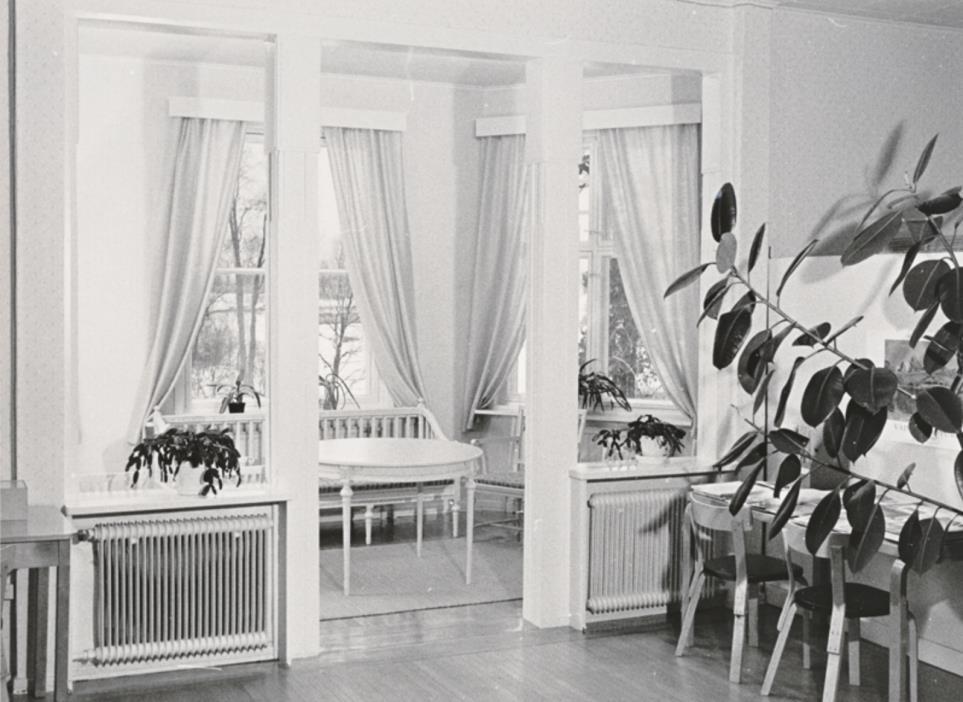 Kontrastinen väritys ryhdistää julkisivua ja tuo sen yksityiskohdat esiin. Lähde: Hml kaupunki/lydia Ote J. F. Sevónin n. Vuonna 1912 piirtämäsä asemakartasta.