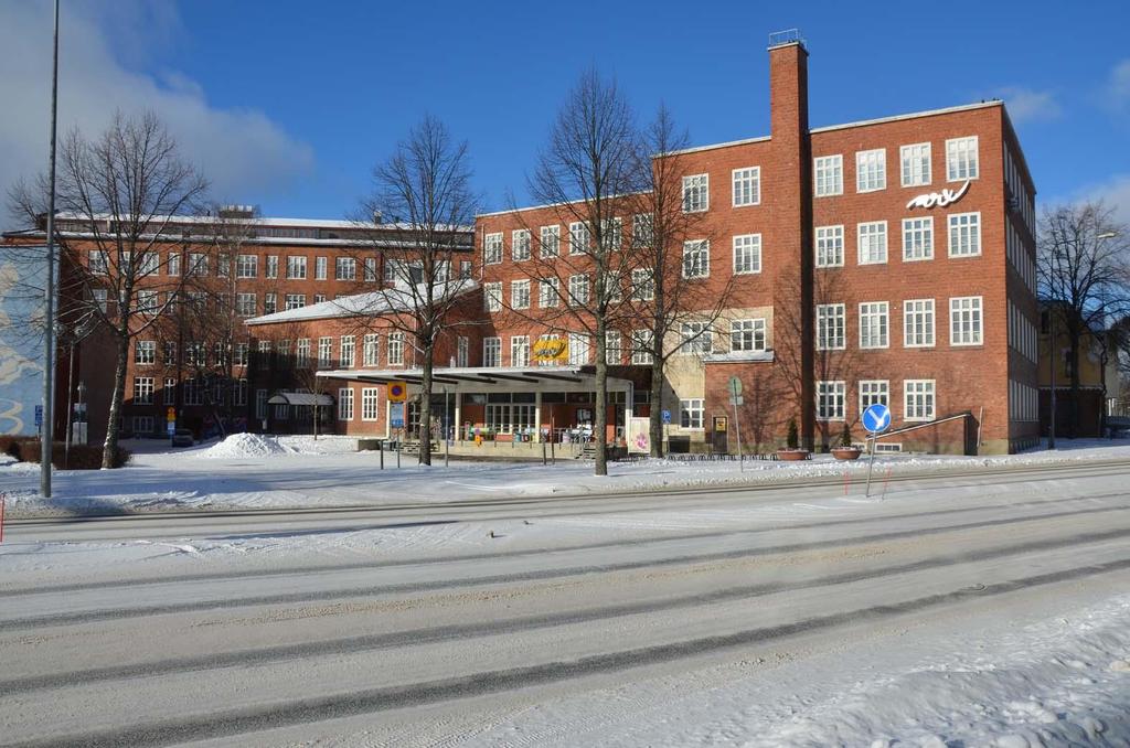 21 Kenkätehtaan rakennuksia, asuinrakennuksen vasemmalla puolella näkyy nykyisen tehtaan