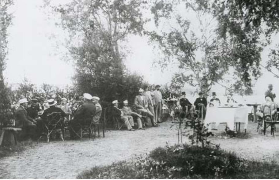 Ajanviettoa Pinellan puistossa 1800-luvulla ja 1960-luvulla.