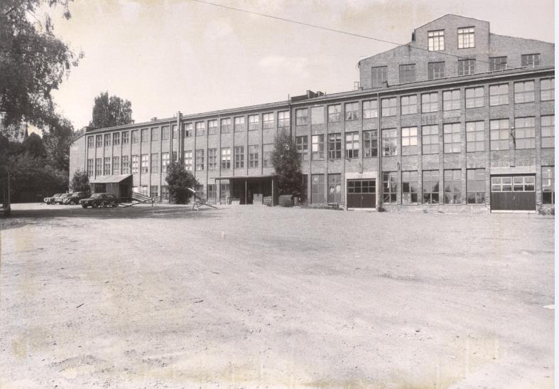 Vasemmalla tehtaan eteläpuoli 1930-luvun jälkipuolella. Kuvassa on etualalla viimeistelyrakennus ennen sen korotusta.