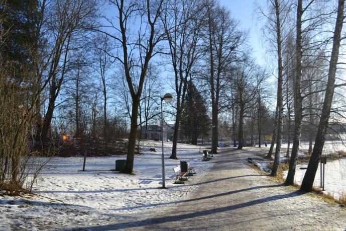 Kuvassa tehdastontin etelärajaa tiukasti seuraava Verkatehtaan vuosina 1943 ja 1949 rakennettu tekokuitutehdas ja