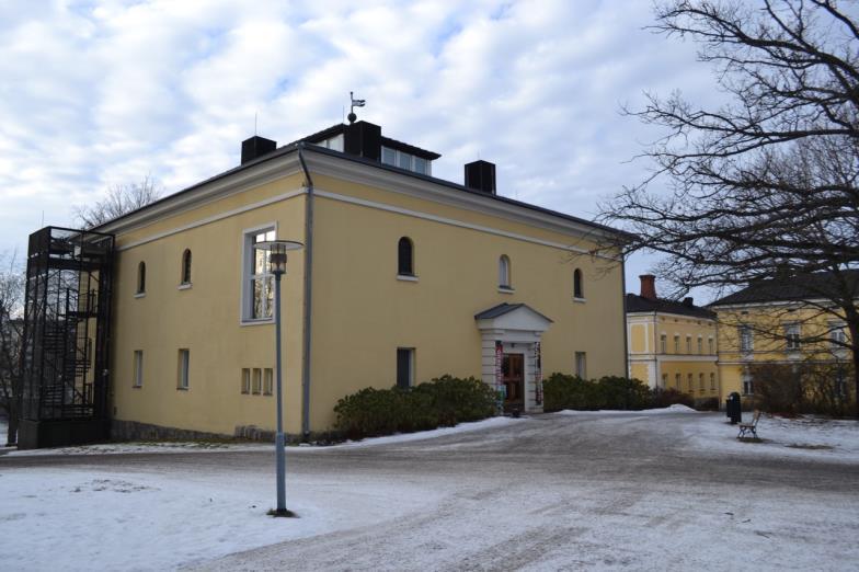 Suuri ruutuikkuna on 1950-luvun lisä ja ulkoinen portaikko 2000-luvulta.