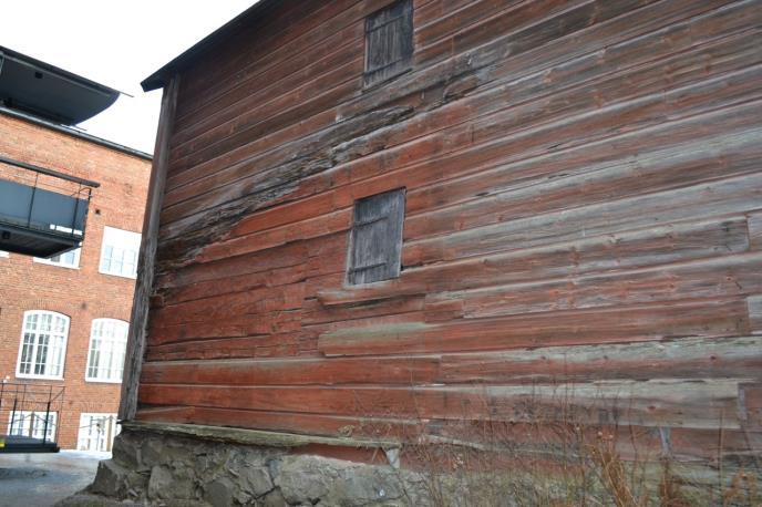 portaikko liuskekivimuureineen.