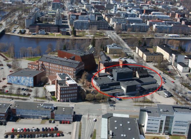 Hallien päätyihin tuli pienempinä tiloina sekoitushuone, konttori ja kangasvarasto. Laatikkomaisen rakennuksen kylkeen sijoittui kattila- ja konehuone sekä pieni pukuhuone.