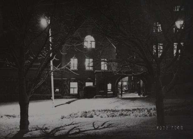 8 Kartta: Punaisella rasterilla nykyinen rakennus ja harmaalla Verkatehtaan rakennukset vuonna 1915, jolloin 1895 valmistuneeseen kutomorakennukseen liittyi kylkiäisenä lounaiskulmalla kattilahuone