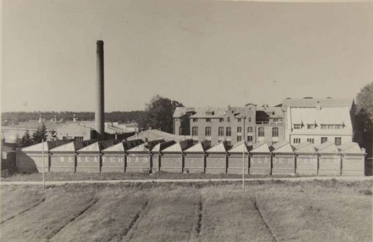 ennen konttoriosan rakentamista. Vuosien 1895-1907 välillä otettu kuva on Viipurintien suunnasta, nykyisen pääportin paikkeilta. Lähde: Hämeenlinnan kaupunginmuseo, kuvaarkisto.