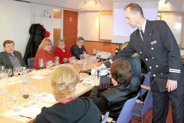 Marko lupasi tulla pitämään esitystä myös viiniseuran tilaisuuteen, mikäli aika vaan sopii. Paluumatka Gracella Laivaa vaihdettiin ja paluumatkalle lähdettiin Viking Gracella.