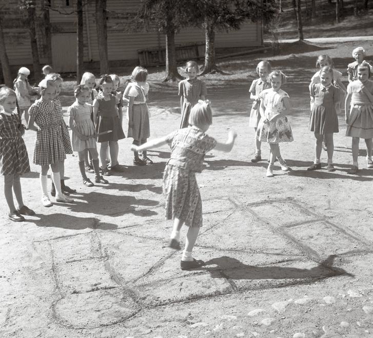 Pirjo Vuorinen Ryhtilä, Kaltevan kenttä ja Liiteri Jyväskylän Seminaarinmäen liikunnallinen kulttuuriperintö Talvinen pakkaspäivä Jyväskylän yliopiston Seminaarinmäen kampuksella.