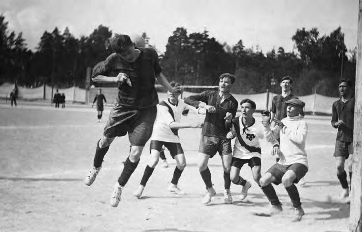 Sonera Stadium. Suurimmat suomalaiset jalkapalloareenat on rakennettu yleisurheilun ehdoilla: juoksurata kiertää kenttää ja päätyjen katsojapaikoilta kertyy matkaa pelikentän reunaan kymmeniä metrejä.