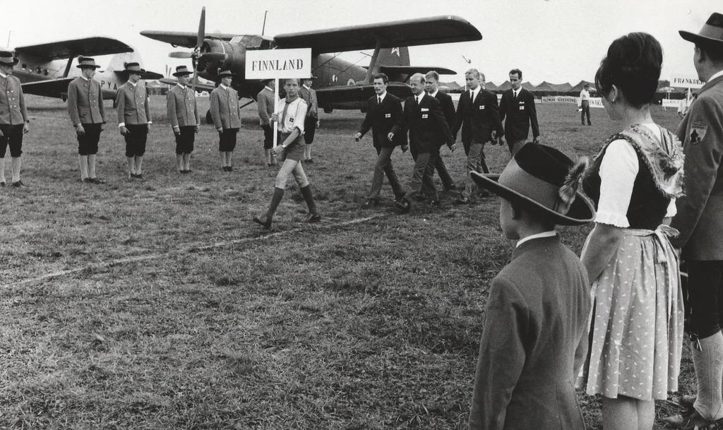 Suomen joukkue Grazin MM-kilpailujen avajaisissa elokuussa 1968: Harri Toivonen (vas.