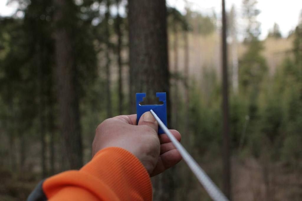 Kuva 1: Relaskooppi ja sen käyttö. Hahloa pienempiä puita ei oteta laskuissa huomioon, ja rajatapauksissa lasketaan joka toinen.