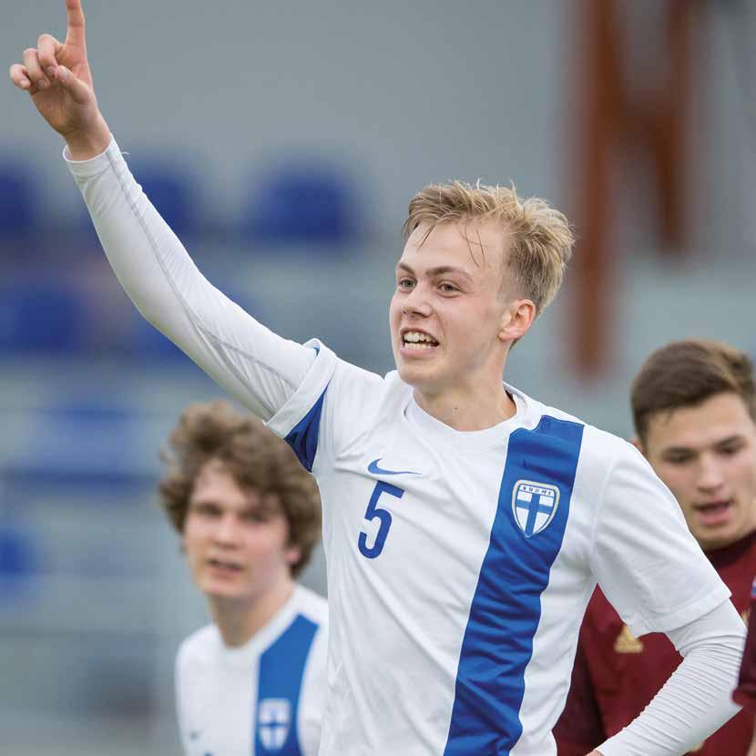 ÅRSBERÄTTELSE INLEDNING Arbetet med den nya verksamhetsstrategin för finländsk fotboll och futsal inleddes redan 2015 och strategin färdigställdes i början av 2016.