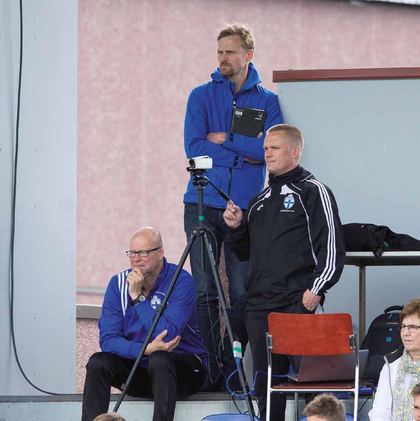 Spelarutvecklingschef Hannu Tihinen observerar träningar TRÄNINGSCENTRET I MELLERSTA FINLAND Verksamhetsårets utbildningsmässiga höjdpunkt vid träningscentret i Mellersta Finland var träningscentrets