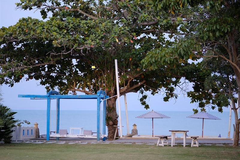 Herkullisia paikallisia ruokia ja juomia CC Beach Bar & Restaurant on Khanomin kaupungin ensimmäinen rantabaari.