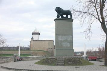 21. Narva Ruotsin Leijona on muistomerkki, joka merkitsee Kaarle XII menestystä Narvan alla vuonna 1700. Nimenomaan voitto Narvan alla teki Kaarle XII kuuluisaksi lahjakkaana sotilasjohtajana.