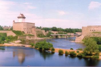 Narvan linnoitus 1200-luvulla rakensivat tanskalaiset joen jyrkälle äyräälle Narvan linnoituksen.