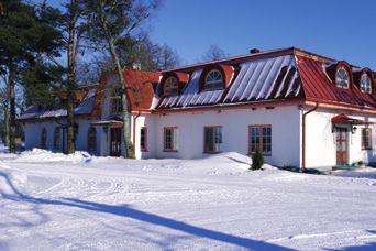Jaama 1, Kohtla-Nõmmen kauppala, Kohtla-Nõmmen kunta; +372 33 21 441; www.kaevanduspark.ee Jõhvin, Kukrusen alue:! Wironia hotelli (41).